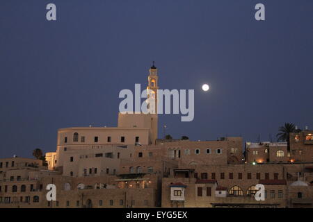 Israele, Tel Aviv-Yafo, il sorgere della luna oltre il francescano la chiesa di San Pietro in Giaffa antica Foto Stock