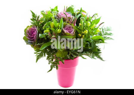 Bouquet di fiori in un vaso rosa su bianco Foto Stock
