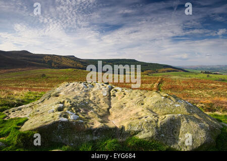 Cup e la boccola marcata sulla roccia Lordenshaws vicino a Rothbury, Northumberland, Inghilterra Foto Stock