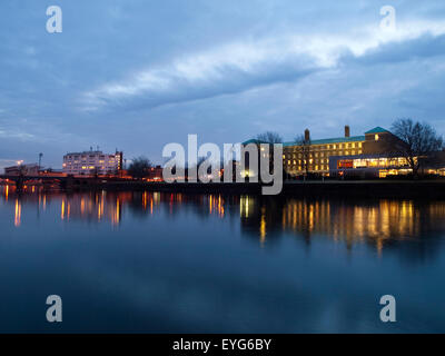 Alba sul fiume Trent presso il Victoria Embankment IN NOTTINGHAM, NOTTINGHAMSHIRE REGNO UNITO Inghilterra Foto Stock