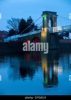 Alba sul fiume Trent presso il Victoria Embankment IN NOTTINGHAM, NOTTINGHAMSHIRE REGNO UNITO Inghilterra Foto Stock