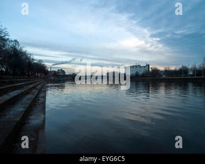 Alba sul fiume Trent presso il Victoria Embankment IN NOTTINGHAM, NOTTINGHAMSHIRE REGNO UNITO Inghilterra Foto Stock