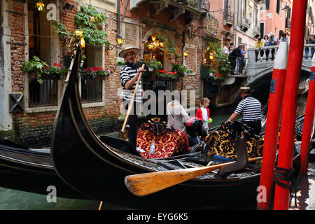 Famiglia giro in gondola di Venezia, Italia Foto Stock