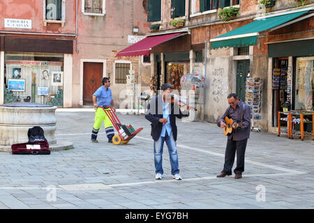 Musicisti di strada a Campo San Cassiano Foto Stock