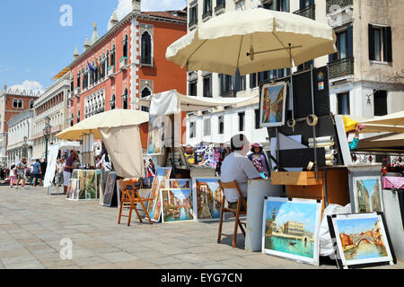 I pittori di strada a Riva degli Schiavoni waterfront vicino a piazza San Marco, Venezia Foto Stock