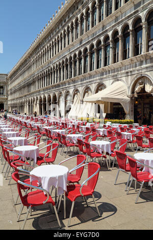 Il Caffè Lavena e Gran Caffè Quadri, Procuratie Vecchie. Piazza San Marco / Piazza San Marco / Markusplatz, Venezia. Foto Stock