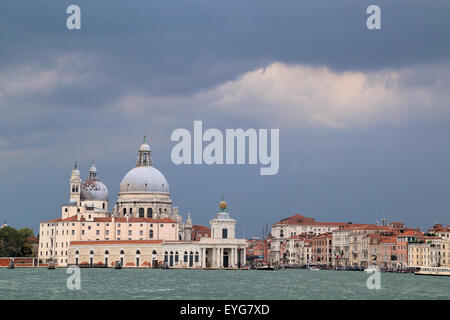Punta della Dogana e la Basilica di Santa Maria della Salute Foto Stock