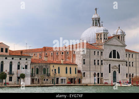 Elton John House a Venezia (giallo nel centro) vicino alla Chiesa di Santa Croce, Isola della Giudecca Foto Stock