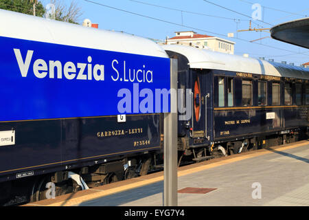 Il Venice Simplon-Orient Express treno di lusso a Venezia stazione ferroviaria. Foto Stock