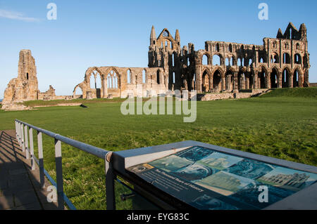 Inizio inverno mattina presso le rovine di Whitby Abbey, North Yorkshire England Regno Unito Foto Stock