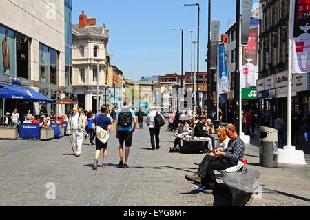 Acquirenti e turisti lungo Whitechapel shoping street nel centro della città, Liverpool, Merseyside England, Regno Unito, Europa occidentale. Foto Stock