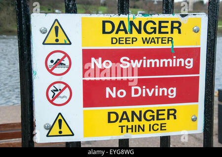 Segnaletica di pericolo dal lago in barca a Highfields University Park, Nottingham England Regno Unito Foto Stock