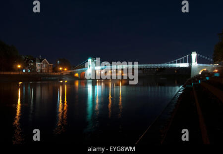 Le tenebre sul fiume Trento a Wilford ponte di sospensione, Nottingham England Regno Unito Foto Stock