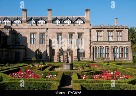 Giardini formali a Newstead Abbey, Nottinghamshire England Regno Unito Foto Stock