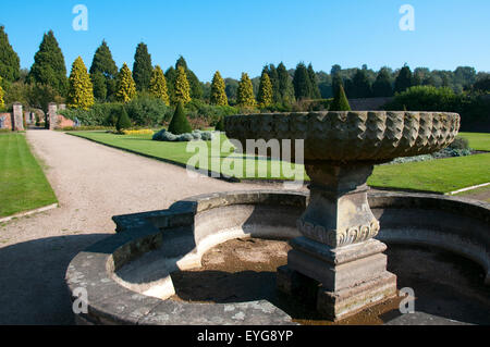 Giardini formali a Newstead Abbey, Nottinghamshire England Regno Unito Foto Stock