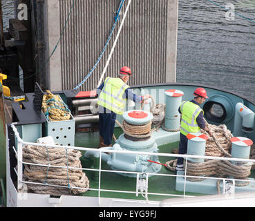 Nave lavoratori su Caledonian MacBrayne traghetti Castlebay lasciando, Barra, Ebridi Esterne, Scotland, Regno Unito Foto Stock