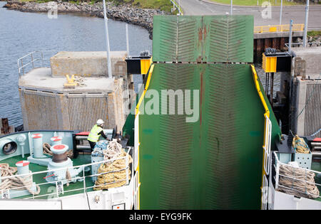 Nave lavoratori su Caledonian MacBrayne traghetti Castlebay lasciando, Barra, Ebridi Esterne, Scotland, Regno Unito Foto Stock