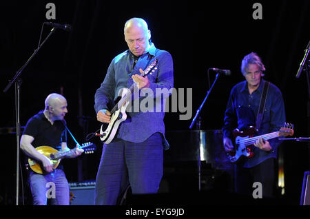 Oeiras, Portogallo. 28 Luglio, 2015. Mark Knopfler durante il suo svolgimento il quarto giorno di CoolJazz Festival EDP stasera presso lo Stadio Comunale di Oeiras. Mark Knopfler (Alvaro Isidoro / globale immagini) Credito: Atlantico premere/Alamy Live News Foto Stock