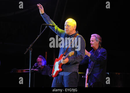 Oeiras, Portogallo. 28 Luglio, 2015. Mark Knopfler durante il suo svolgimento il quarto giorno di CoolJazz Festival EDP stasera presso lo Stadio Comunale di Oeiras. Mark Knopfler (Alvaro Isidoro / globale immagini) Credito: Atlantico premere/Alamy Live News Foto Stock