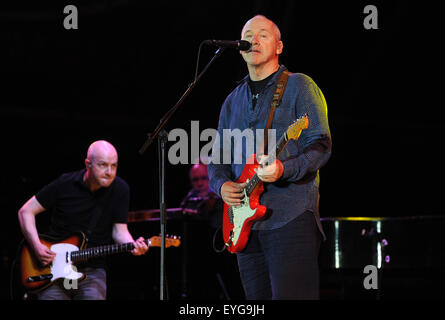 Oeiras, Portogallo. 28 Luglio, 2015. Mark Knopfler durante il suo svolgimento il quarto giorno di CoolJazz Festival EDP stasera presso lo Stadio Comunale di Oeiras. Mark Knopfler (Alvaro Isidoro / globale immagini) Credito: Atlantico premere/Alamy Live News Foto Stock