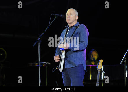 Oeiras, Portogallo. 28 Luglio, 2015. Mark Knopfler durante il suo svolgimento il quarto giorno di CoolJazz Festival EDP stasera presso lo Stadio Comunale di Oeiras. Mark Knopfler (Alvaro Isidoro / globale immagini) Credito: Atlantico premere/Alamy Live News Foto Stock