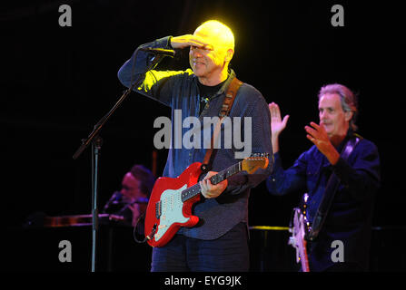 Oeiras, Portogallo. 28 Luglio, 2015. Mark Knopfler durante il suo svolgimento il quarto giorno di CoolJazz Festival EDP stasera presso lo Stadio Comunale di Oeiras. Mark Knopfler (Alvaro Isidoro / globale immagini) Credito: Atlantico premere/Alamy Live News Foto Stock