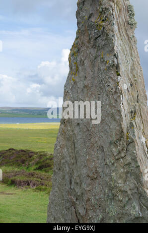 Immagine ravvicinata di uno del Neolitico pietre permanente presso l'anello di Brodgar, Orkney Isles, Scozia, Regno Unito, Europa. Foto Stock