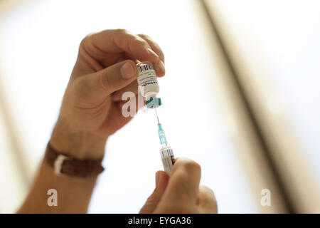 Berlino, Germania, una siringa riempita con vaccino MMRV Foto Stock