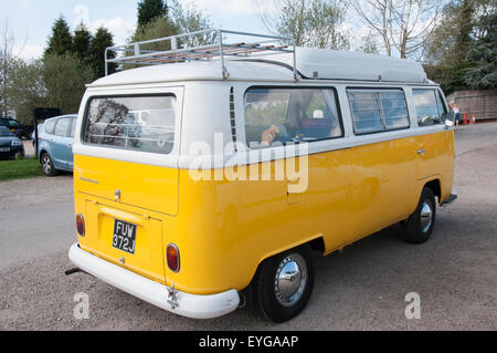 Un giallo VW camper parcheggiato fino a Staunton Harold Hall nel Leicestershire, England Regno Unito Foto Stock