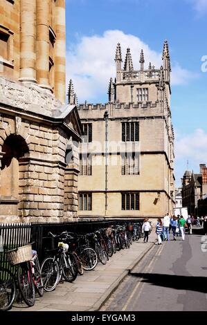 Biciclette appoggiata contro le ringhiere in corrispondenza del lato di Radcliffe Camera con la Libreria di Bodleian alla parte posteriore di Oxford. Foto Stock