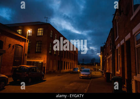 Tramonto su una strada urbana in Basford, Nottinghamshire England Regno Unito Foto Stock