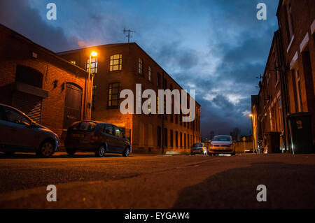 Tramonto su una strada urbana in Basford, Nottinghamshire England Regno Unito Foto Stock