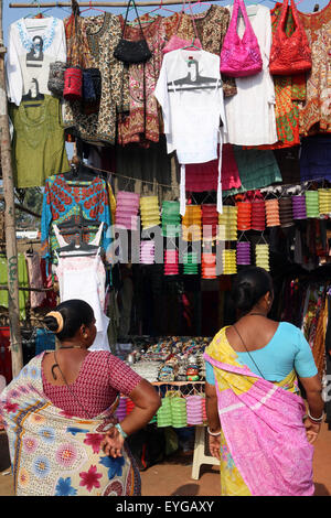 Al mondo Anjuna famoso Mercato delle Pulci, tenutasi il mercoledì in Anjuna Beach, stato di Goa, India, Asia. Foto Stock