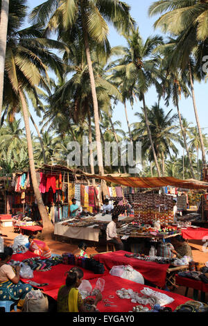 Al mondo Anjuna famoso Mercato delle Pulci, tenutasi il mercoledì in Anjuna Beach, stato di Goa, India, Asia. Foto Stock