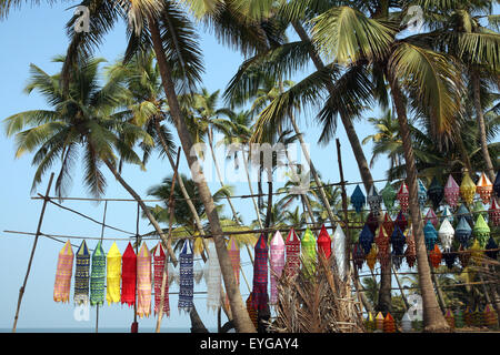 Al mondo Anjuna famoso Mercato delle Pulci, tenutasi il mercoledì in Anjuna Beach, stato di Goa, India, Asia. Foto Stock