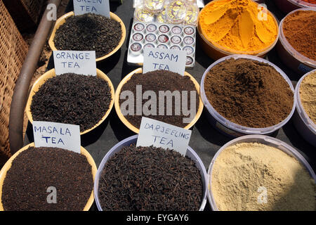 Il tè per la vendita al mondo Anjuna famoso Mercato delle Pulci, tenutasi il mercoledì in Anjuna Beach, stato di Goa, India, Asia. Foto Stock