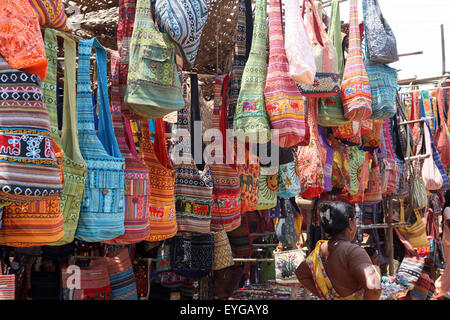 Al mondo Anjuna famoso Mercato delle Pulci, tenutasi il mercoledì in Anjuna Beach, stato di Goa, India, Asia. Foto Stock