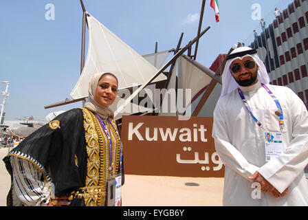 EXPO 2015. Stand del Kuwait. Nella foto dei membri del personale in abiti tradizionali. Milano, 30 maggio 2015 © Credito Livio Se Foto Stock