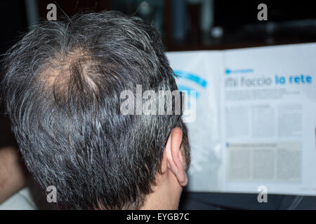 Uomo maturo, visto da dietro, nella testa, comincia a perdere i capelli, comincia ad essere vecchio. Foto Stock