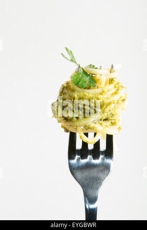 Spaghetti al pesto su una forcella solo per mangiare Foto Stock