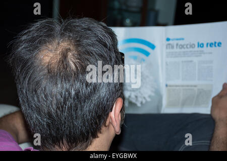 Uomo maturo, visto da dietro, nella testa, comincia a perdere i capelli, comincia ad essere vecchio. Foto Stock
