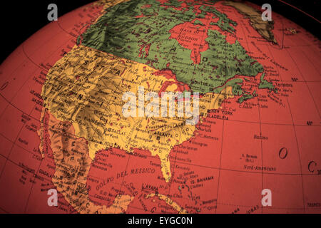 Luce rossa Globo mondo illuminato dall'interno con closeup sul Nord America Foto Stock