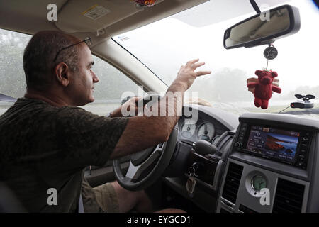 Charlotte, Stati Uniti d'America, uomo corse sotto la pioggia in autostrada Foto Stock