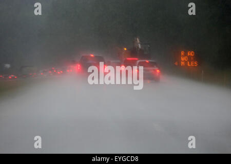 Charlotte, Stati Uniti d'America, simbolo foto, scarsa visibilità sull'autostrada sotto la pioggia Foto Stock