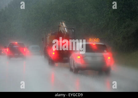 Charlotte, Stati Uniti d'America, simbolo foto, scarsa visibilità sull'autostrada sotto la pioggia Foto Stock