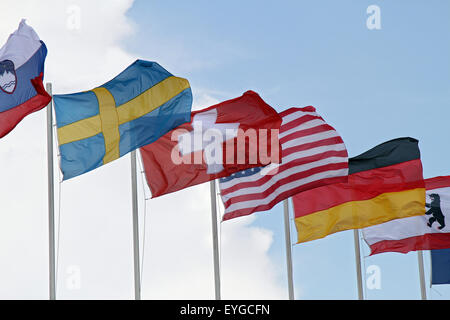 Berlino, Germania, bandiere nazionali dei diversi paesi sventolare nel vento Foto Stock