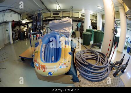 Vista della sala degli impianti sotto la AquaDom, il più grande freestanding acquario cilindrico del mondo si trova a Berlino, in Germania, il 29 luglio 2015. Per la prima volta dall'apertura di undici anni fa la vita di mare concesso insight nel backstage delle stazioni di quarantena e attrezzature. Foto:JOERG CARSTENSEN/dpa Foto Stock