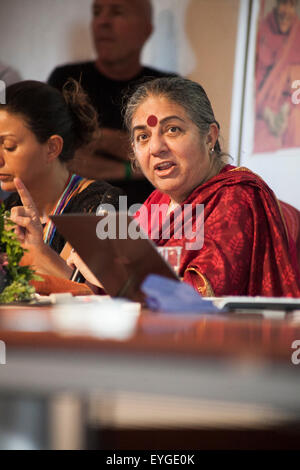 Sardegna, Italia. 28 Luglio, 2015. Attivista indiana Vandana Shiva durante un intervento pubblico organizzato da ISDE (Medici per l ambiente associazione) circa la sovranità alimentare e la messa a terra la sostenibilità al Nuraghe Losa centro culturale, nell'isola italiana di Sardegna, martedì 28 luglio, 2015. Credito: Paola Lai/Alamy Live News Foto Stock