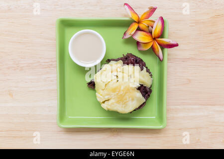 Durian con riso appiccicoso è famosa tradizionale Thai dessert. Foto Stock