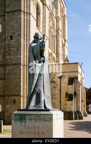 Statua in bronzo del Santo Patrono Richard al di fuori di Chichester Cathedral chiesa della Santissima Trinità. Chichester West Sussex England Regno Unito Foto Stock